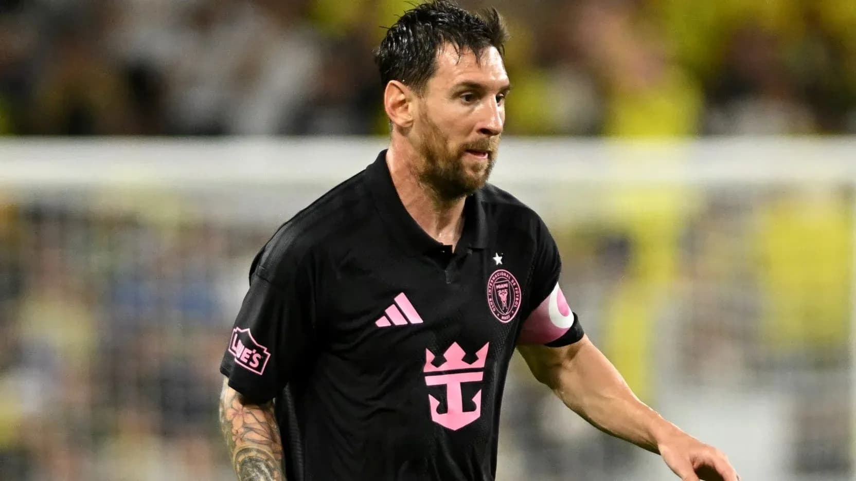Futbolchi maydonda harakatda, qora forma kiygan Futbolchi maydonda harakatda, qora forma kiygan