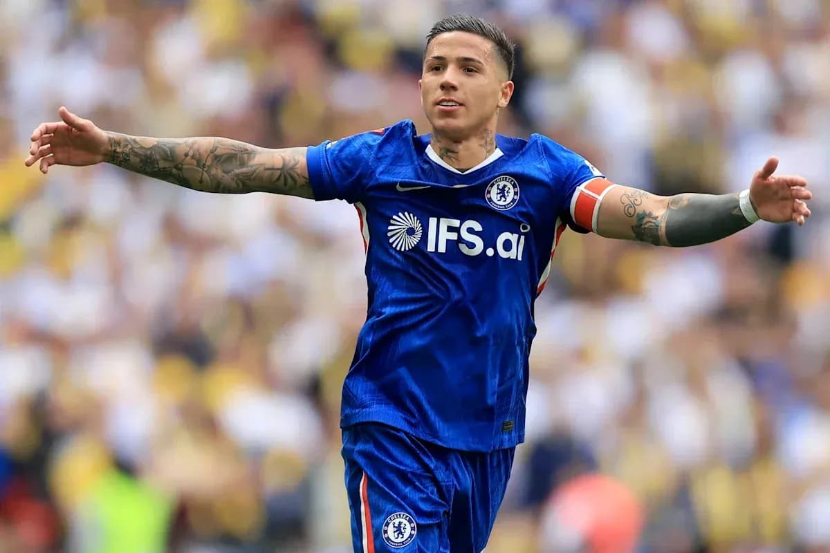 Futbolchi Chelsea formasida maydonda harakatda Futbolchi Chelsea formasida maydonda harakatda