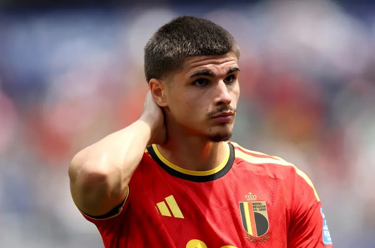 Futbolchi Belgiya formasida maydonda turibdi Futbolchi Belgiya formasida maydonda turibdi