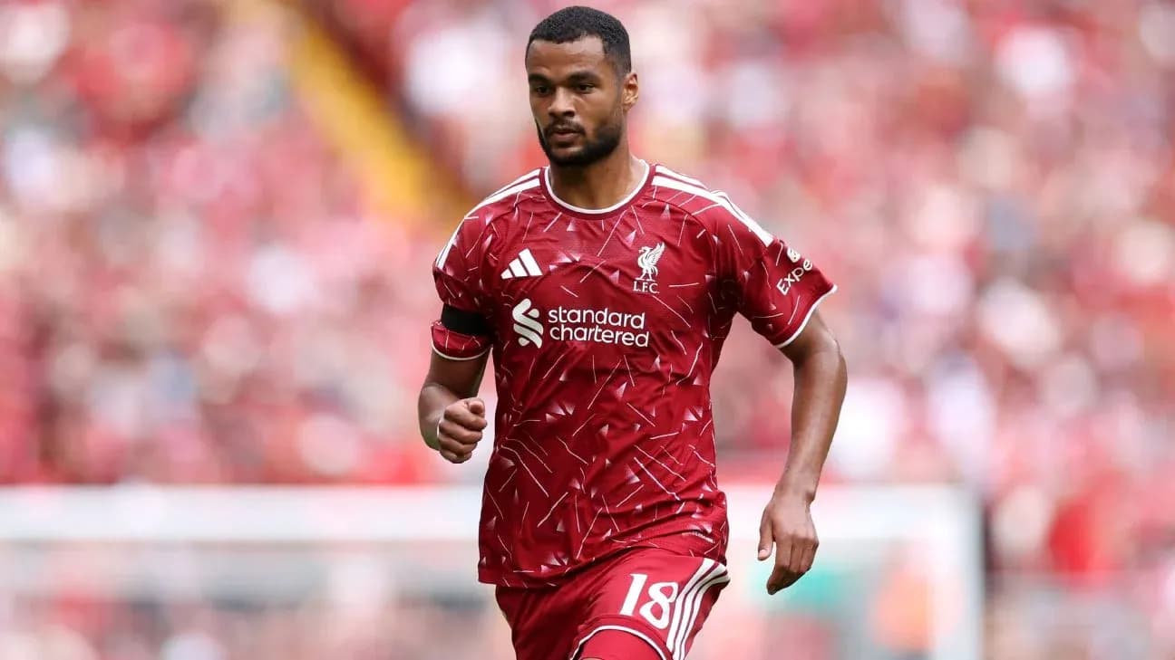 Futbolchi LFC formasida maydonda yurmoqda Futbolchi LFC formasida maydonda yurmoqda