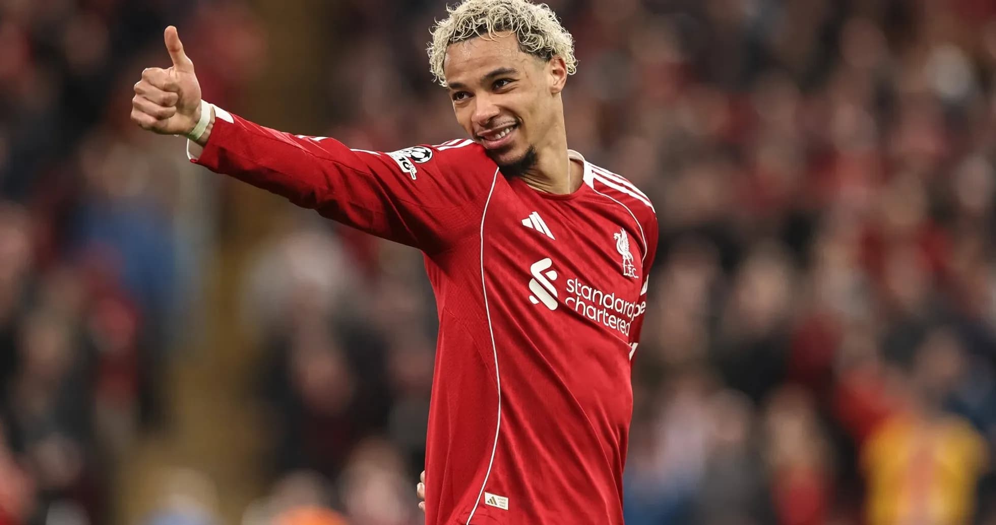 Futbolchi Liverpool formasida o'yinchining ishorasi Futbolchi Liverpool formasida o'yinchining ishorasi