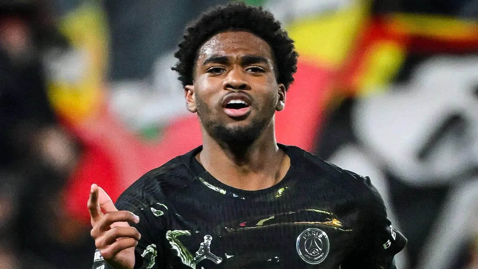 Futbolchi maydonda nishon bilan o'zini ifoda etmoqda Futbolchi maydonda nishon bilan o'zini ifoda etmoqda