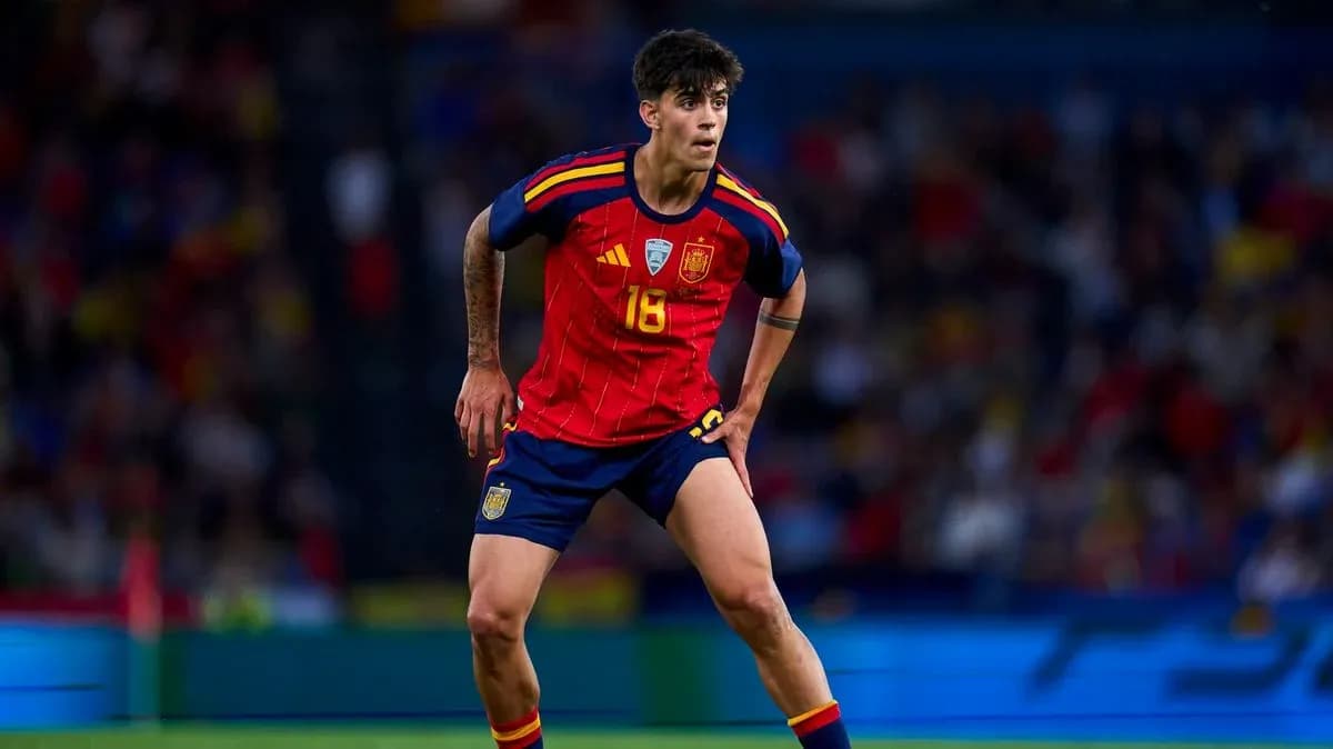 Futbolchi Ispaniya terma jamoasi formasida o'ynayapti Futbolchi Ispaniya terma jamoasi formasida o'ynayapti
