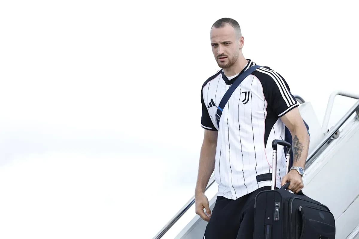 Futbolchi Juventus formasida samolyotdan tushmoqda Futbolchi Juventus formasida samolyotdan tushmoqda