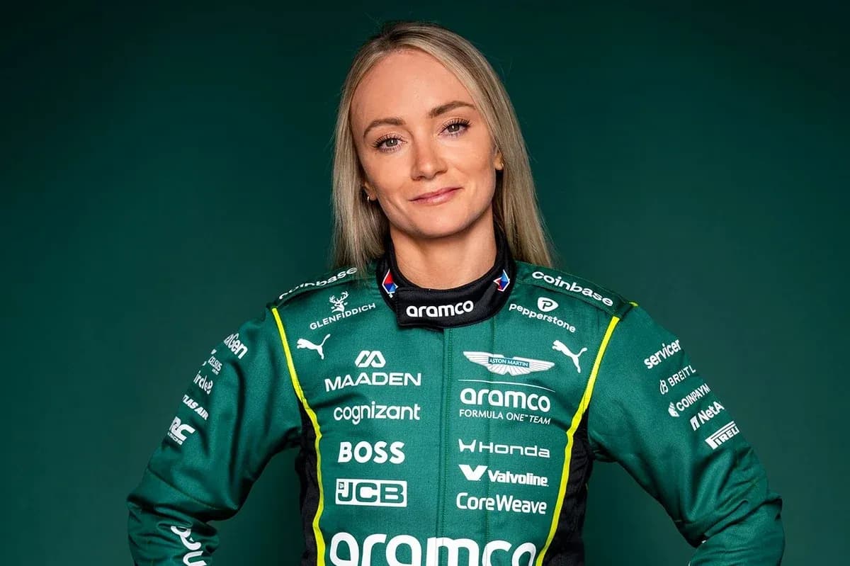 Ayollar Formula 1 poygachisi Aston Martin kiyimida Ayollar Formula 1 poygachisi Aston Martin kiyimida