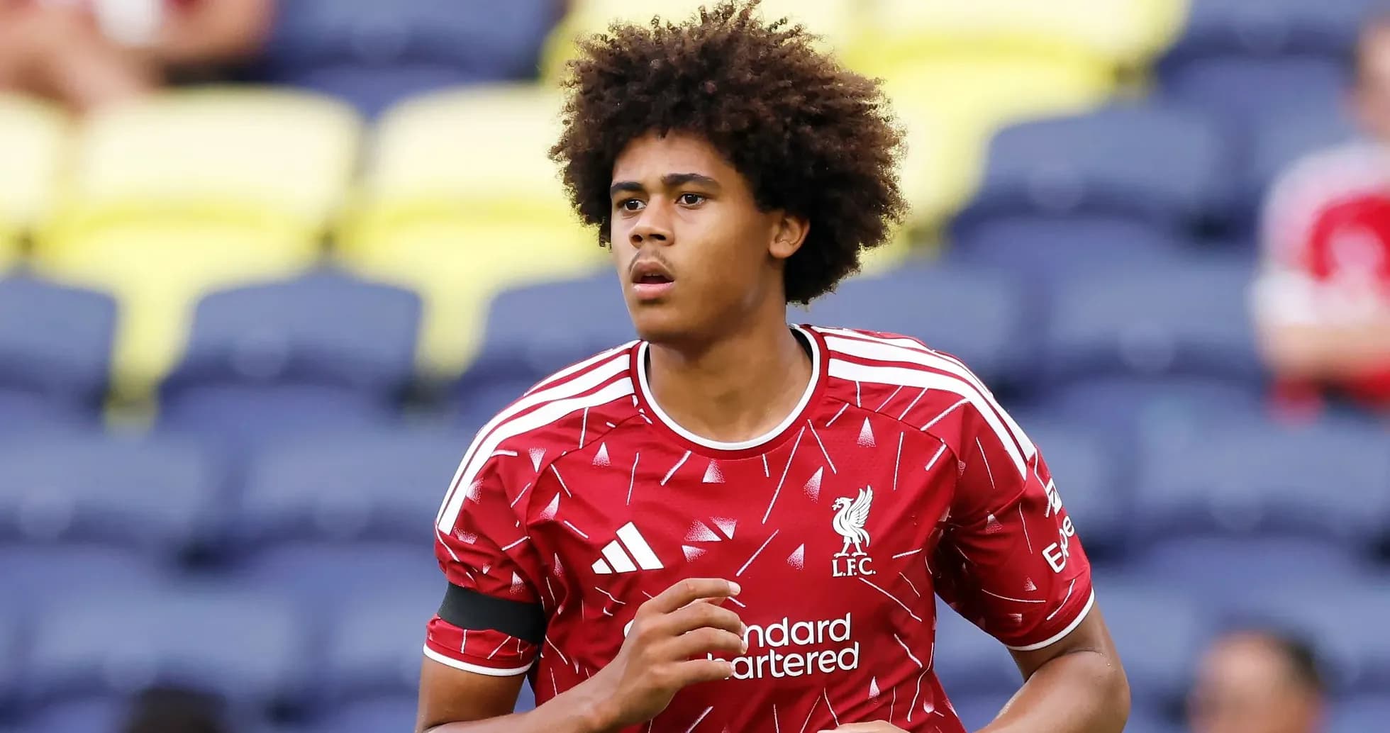 Futbolchi LFC formasi bilan maydonda harakatda Futbolchi LFC formasi bilan maydonda harakatda