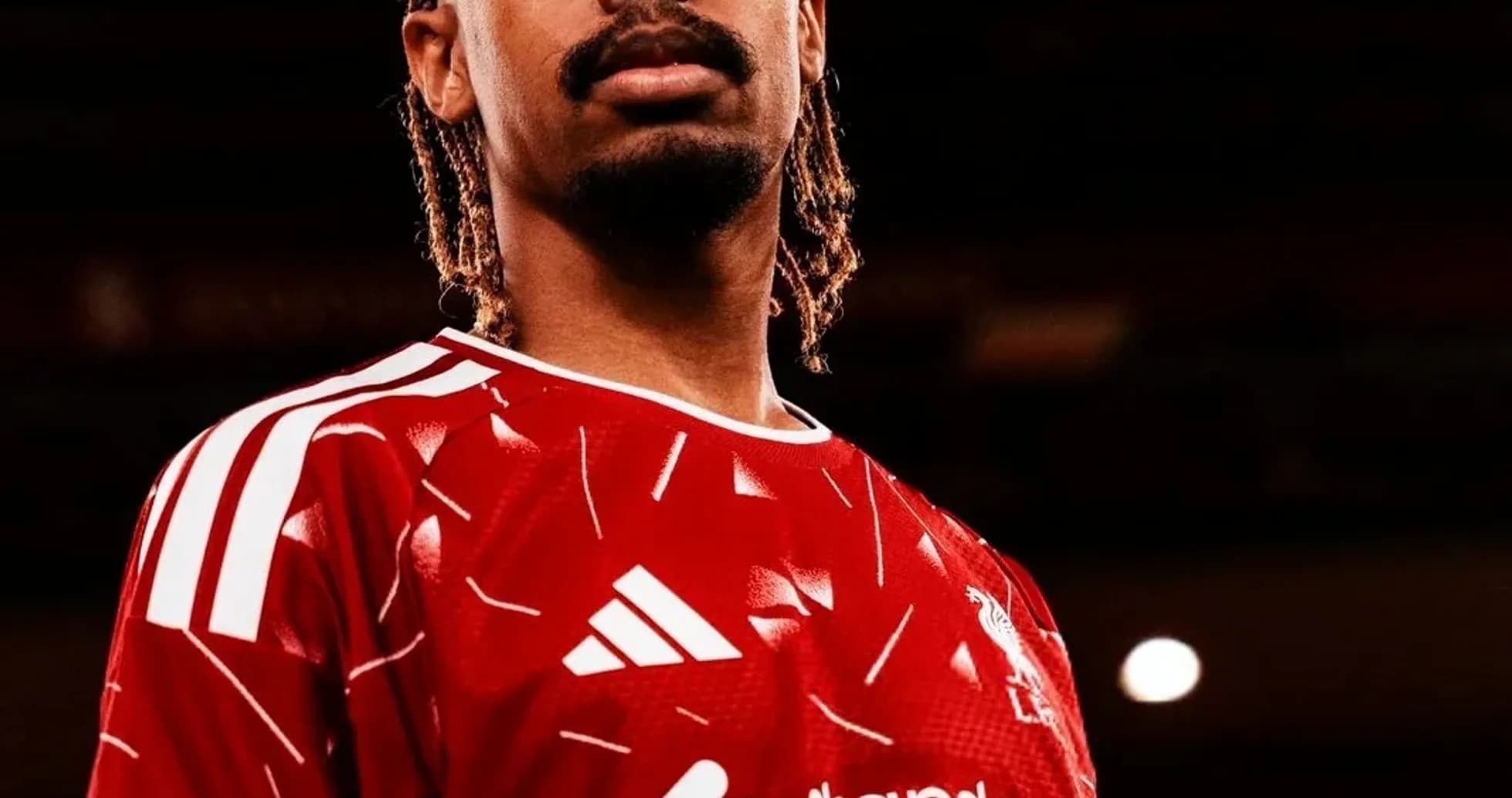 Futbolchi qizil forma kiyib turgan Futbolchi qizil forma kiyib turgan