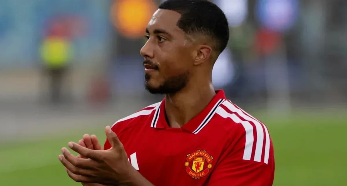 Futbolchi Manchester United formasida maydonda Futbolchi Manchester United formasida maydonda