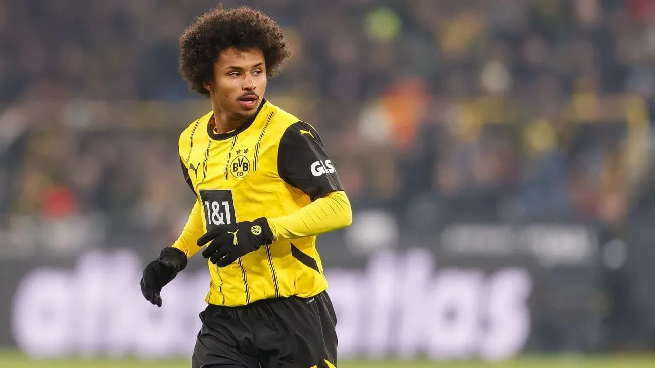 Futbolchi Borussia Dortmund formasida maydonda harakatda Futbolchi Borussia Dortmund formasida maydonda harakatda