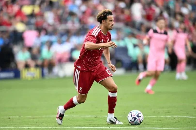 Futbolchi to'pni ushlab, maydon bo'ylab harakatda Futbolchi to'pni ushlab, maydon bo'ylab harakatda