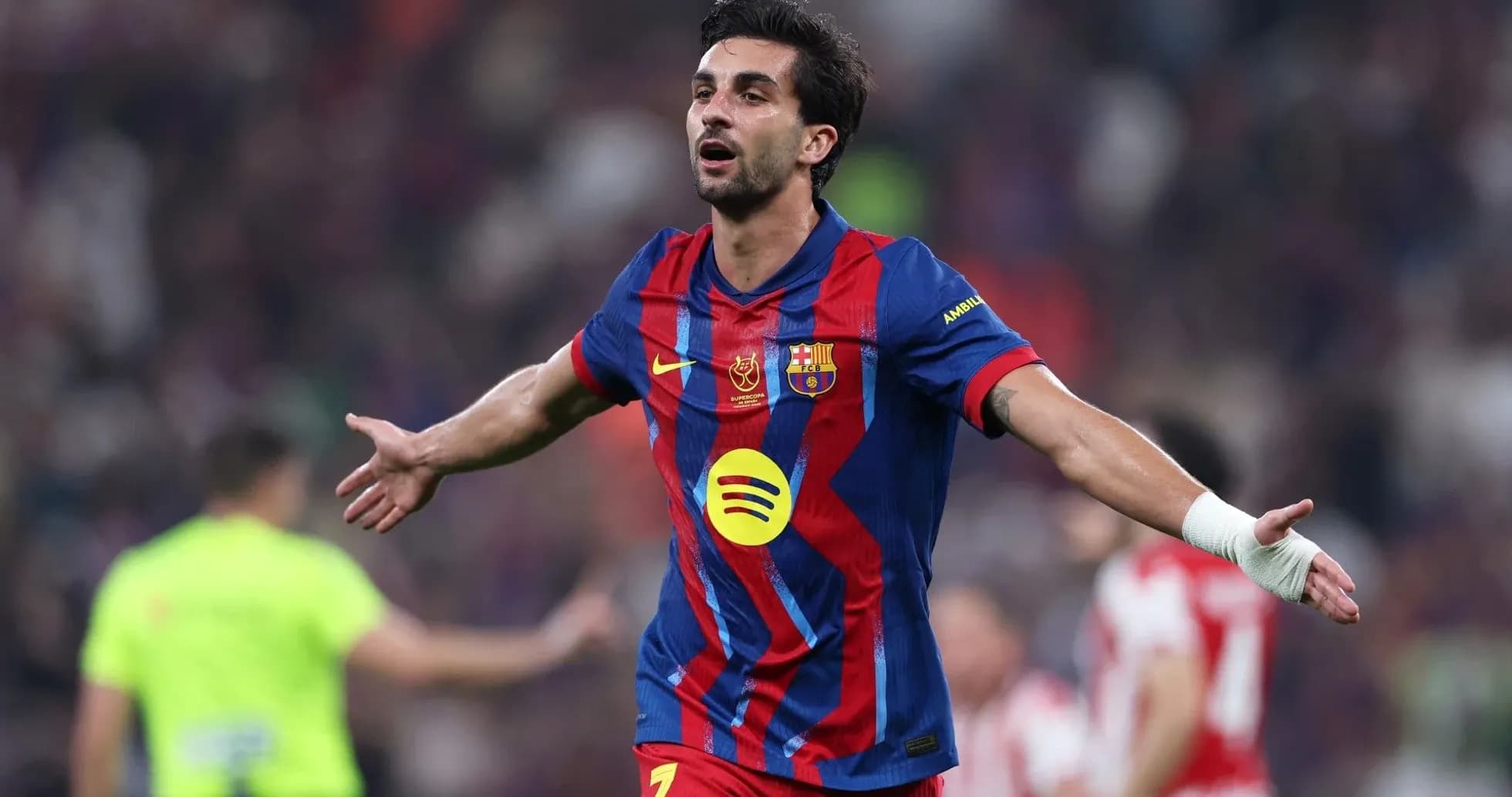 Futbolchi gol urishidan keyin qo'llarini ochmoqda Futbolchi gol urishidan keyin qo'llarini ochmoqda