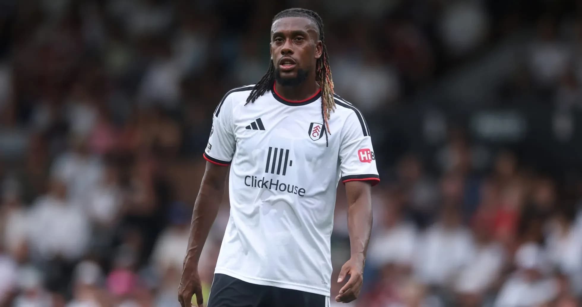 Futbolchi Fulham formasida o'yin maydonida Futbolchi Fulham formasida o'yin maydonida
