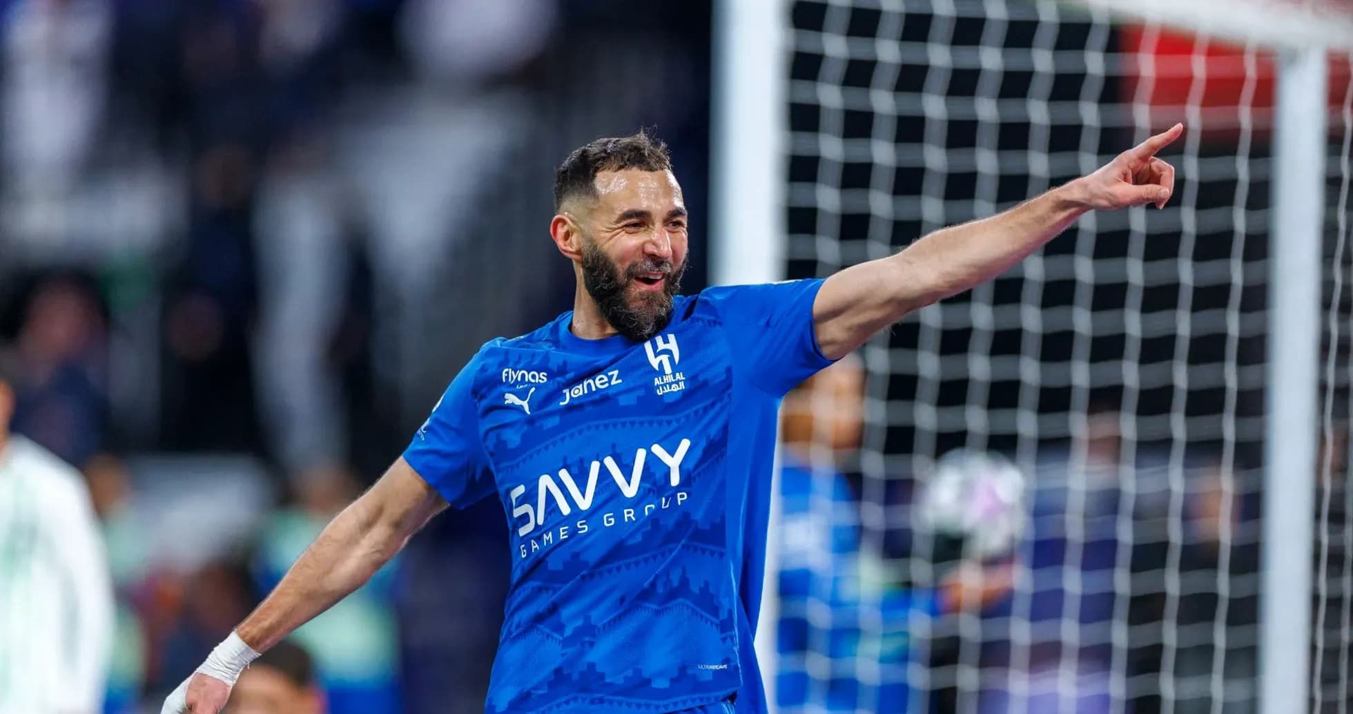 Futbolchi goli nishonlayapti, orqa tomonda darvoza Futbolchi goli nishonlayapti, orqa tomonda darvoza