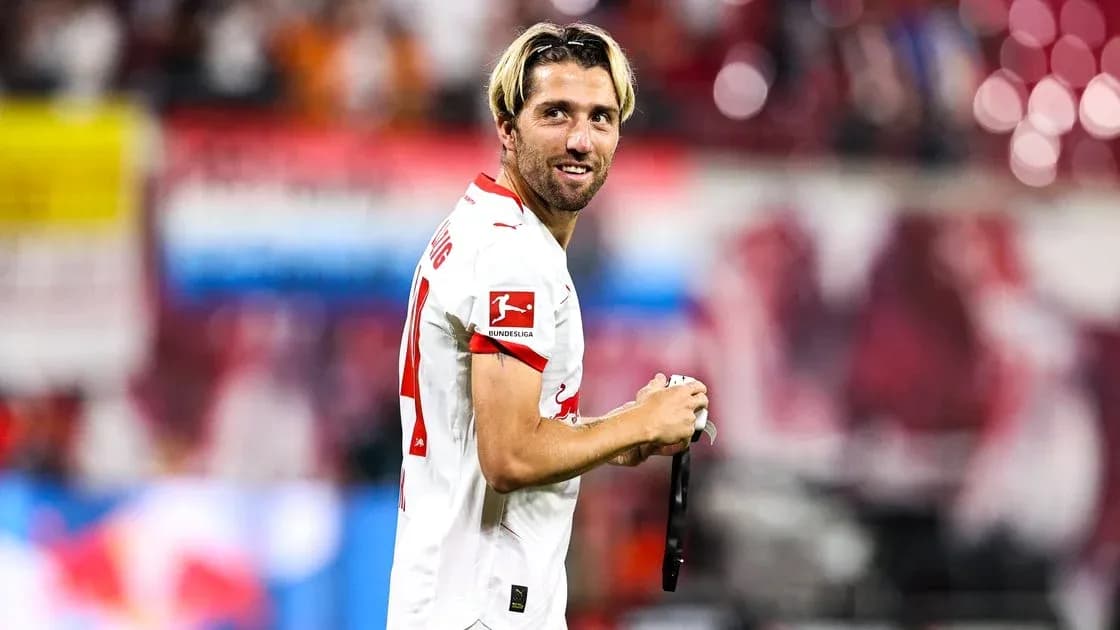 Futbolchi stadionda muxlislarga qarab turibdi Futbolchi stadionda muxlislarga qarab turibdi