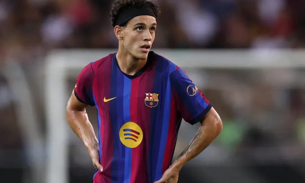 Futbolchi Barcelona formasida maydonda Futbolchi Barcelona formasida maydonda