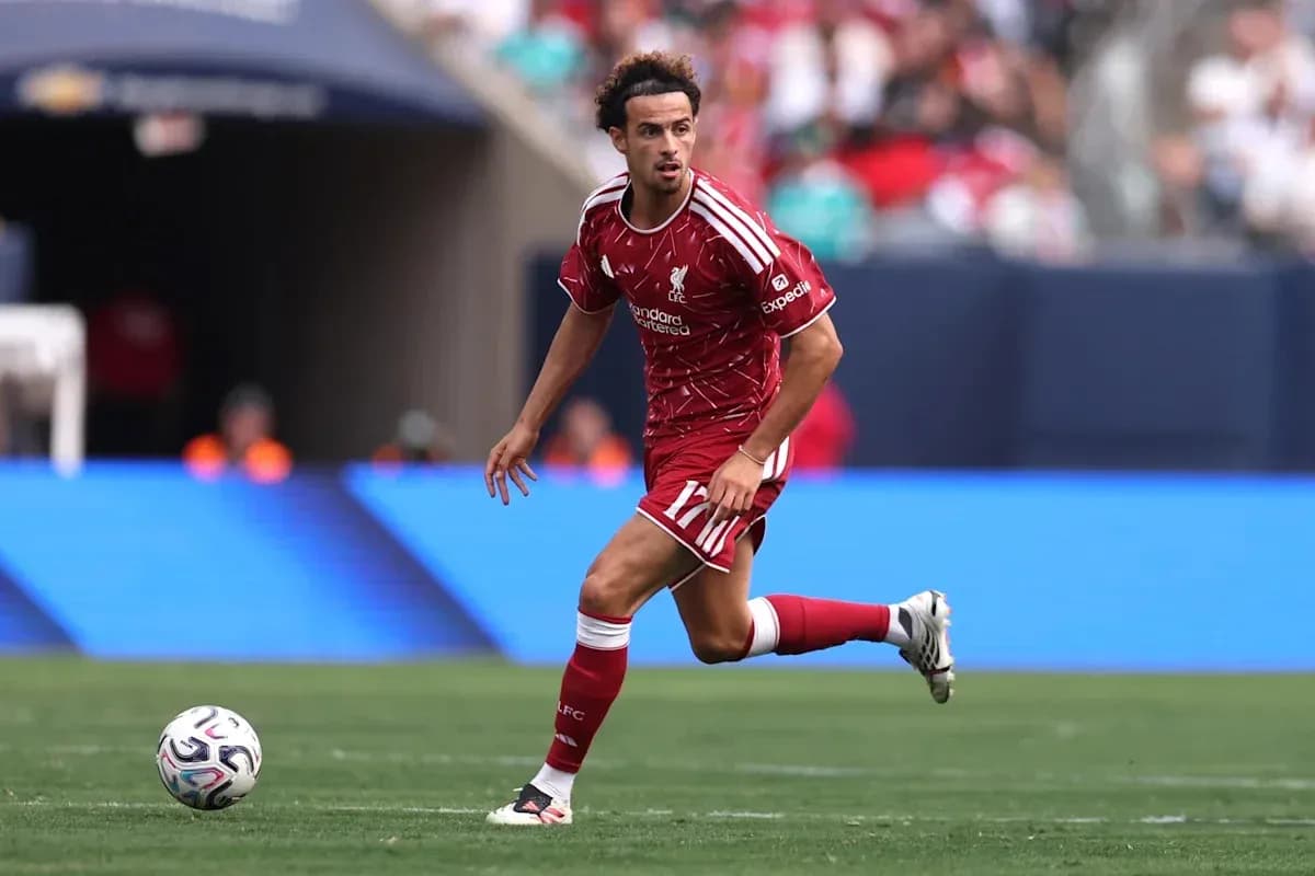 Futbolchi Liverpool formasida to'p bilan harakatda Futbolchi Liverpool formasida to'p bilan harakatda