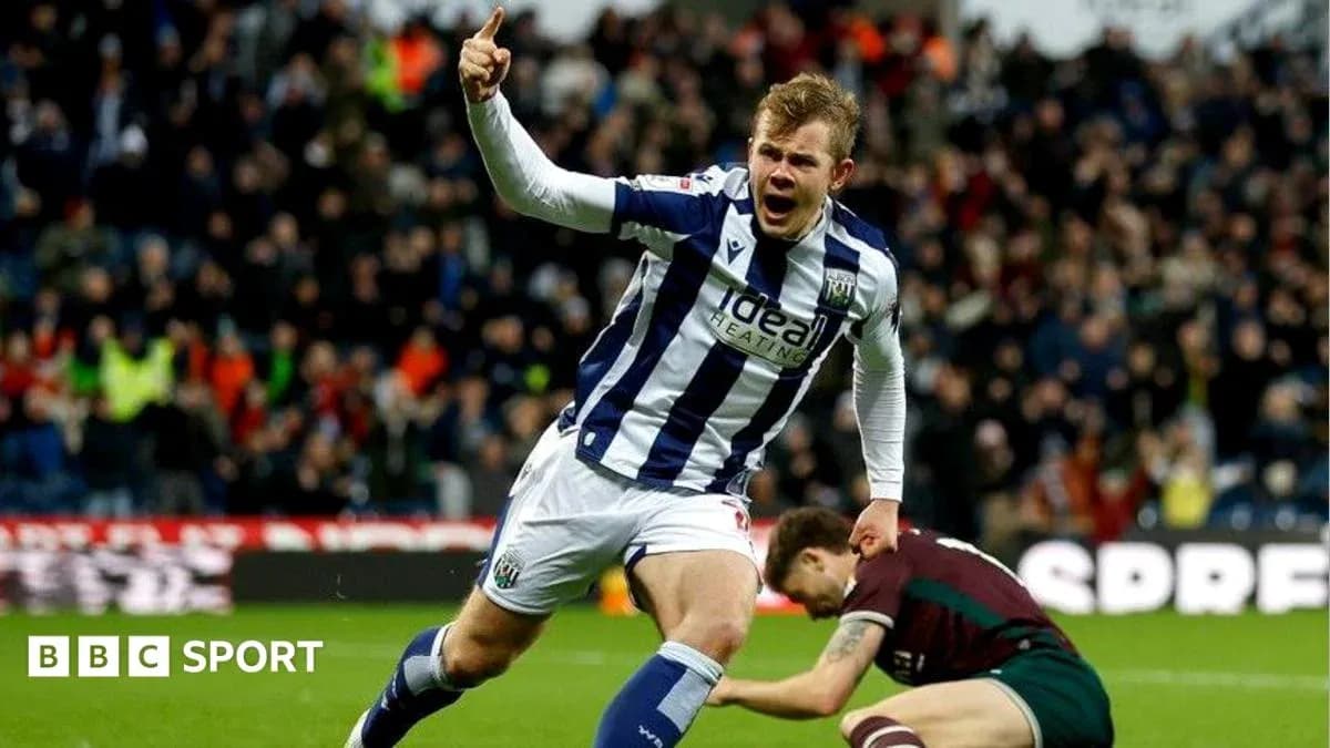 Futbolchi gollarni nishonlayotgan vaqtda Futbolchi gollarni nishonlayotgan vaqtda