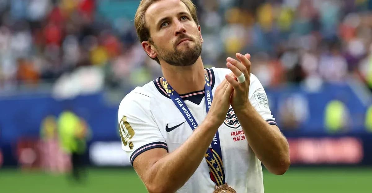 Futbolchi medal bilan maydonda qo'llarini ko'tarib turibdi Futbolchi medal bilan maydonda qo'llarini ko'tarib turibdi