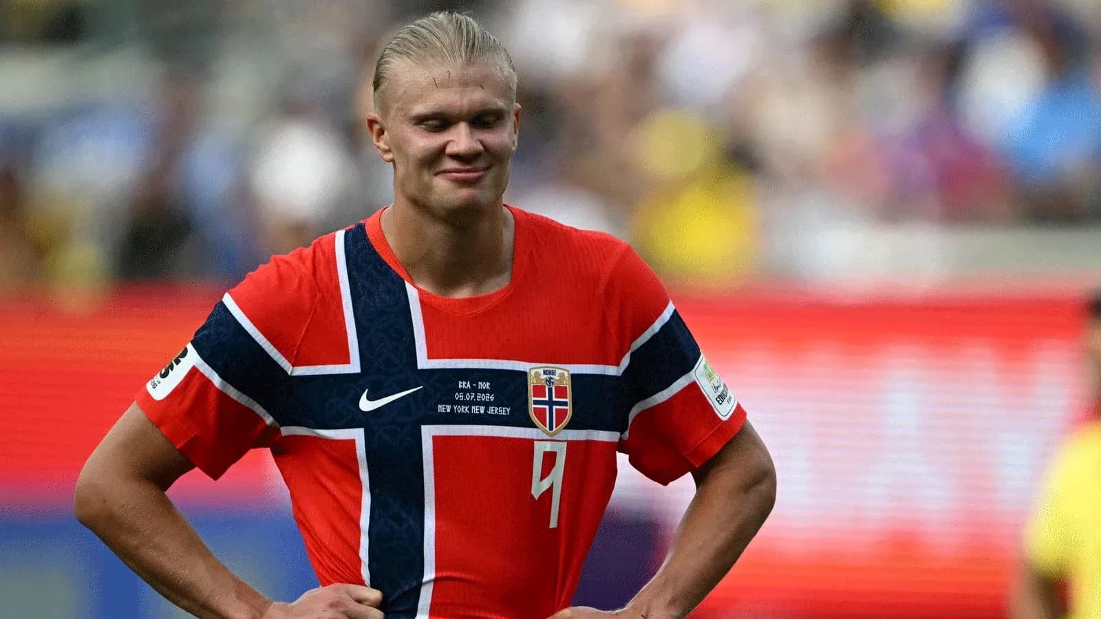 Futbolchi Norvegiya formasi bilan maydonda turibdi Futbolchi Norvegiya formasi bilan maydonda turibdi