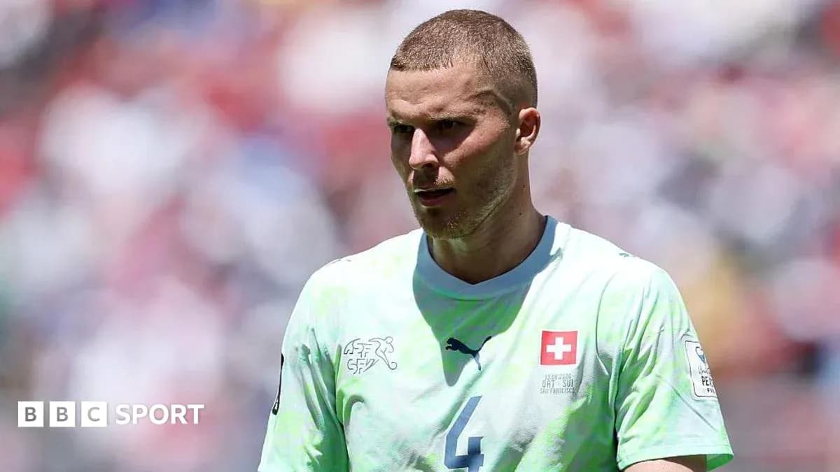 Futbolchi o'yin maydonida to'pga e'tibor berayapti Futbolchi o'yin maydonida to'pga e'tibor berayapti