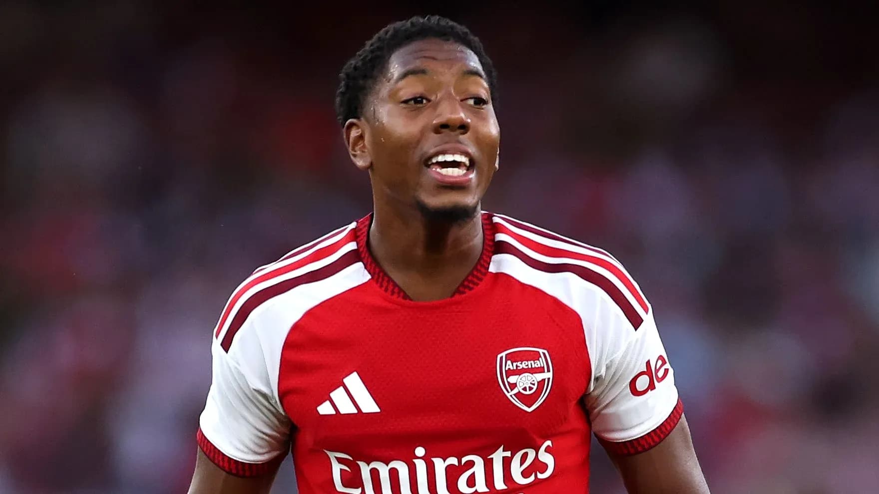 Futbolchi Arsenal formasi bilan maydonda Futbolchi Arsenal formasi bilan maydonda