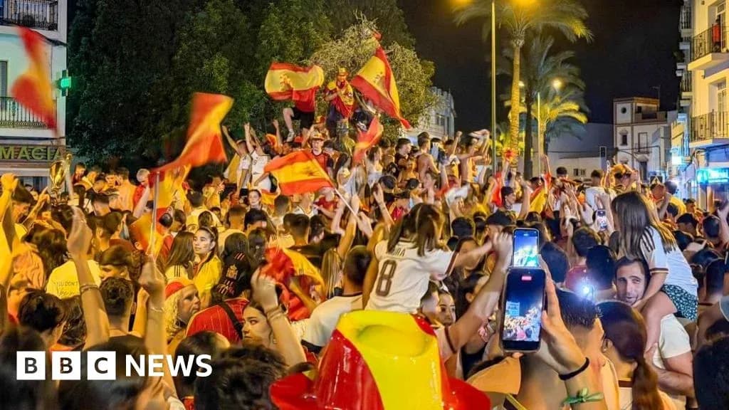 Kechki payt futbolchilarni qo'llab-quvvatlayotgan muxlislar Kechki payt futbolchilarni qo'llab-quvvatlayotgan muxlislar