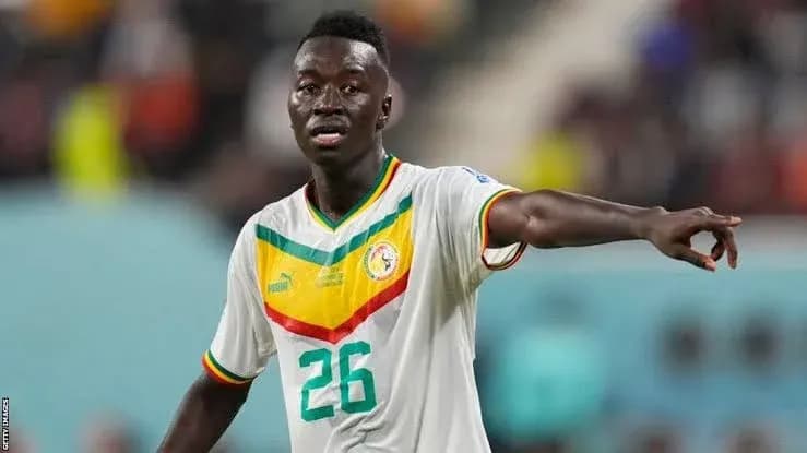 Futbolchi maydonda harakatlanmoqda, Senegal formasi kiygan Futbolchi maydonda harakatlanmoqda, Senegal formasi kiygan