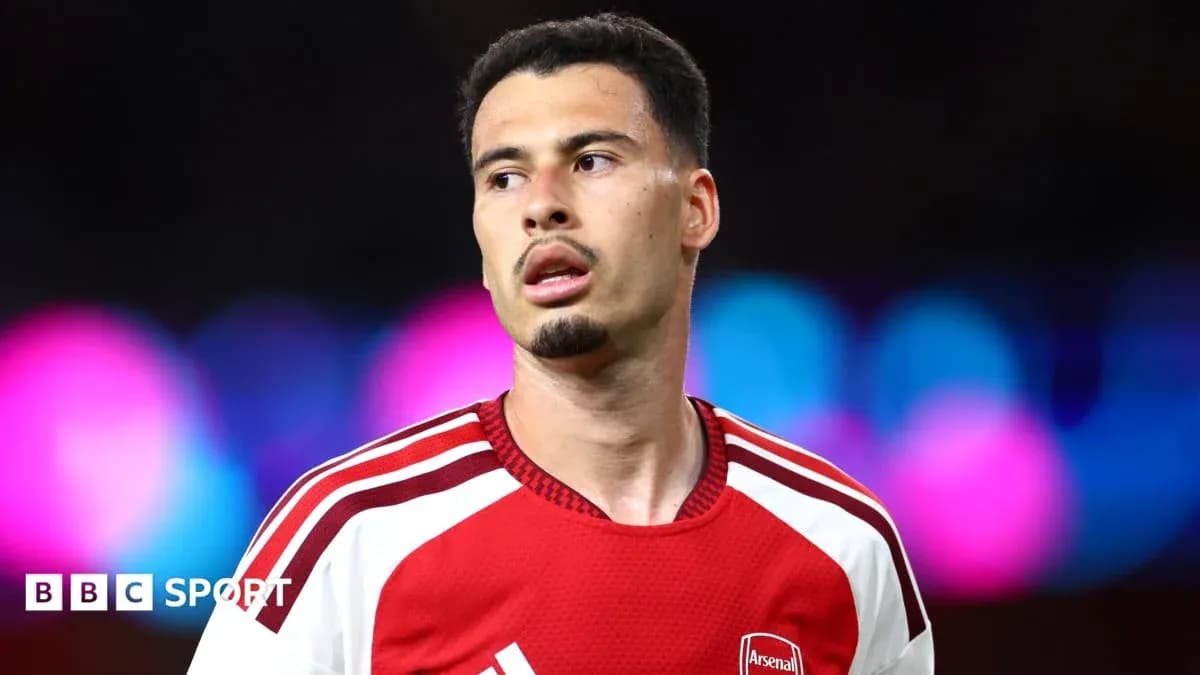 Futbolchi Arsenal formasida o'yin maydonida Futbolchi Arsenal formasida o'yin maydonida