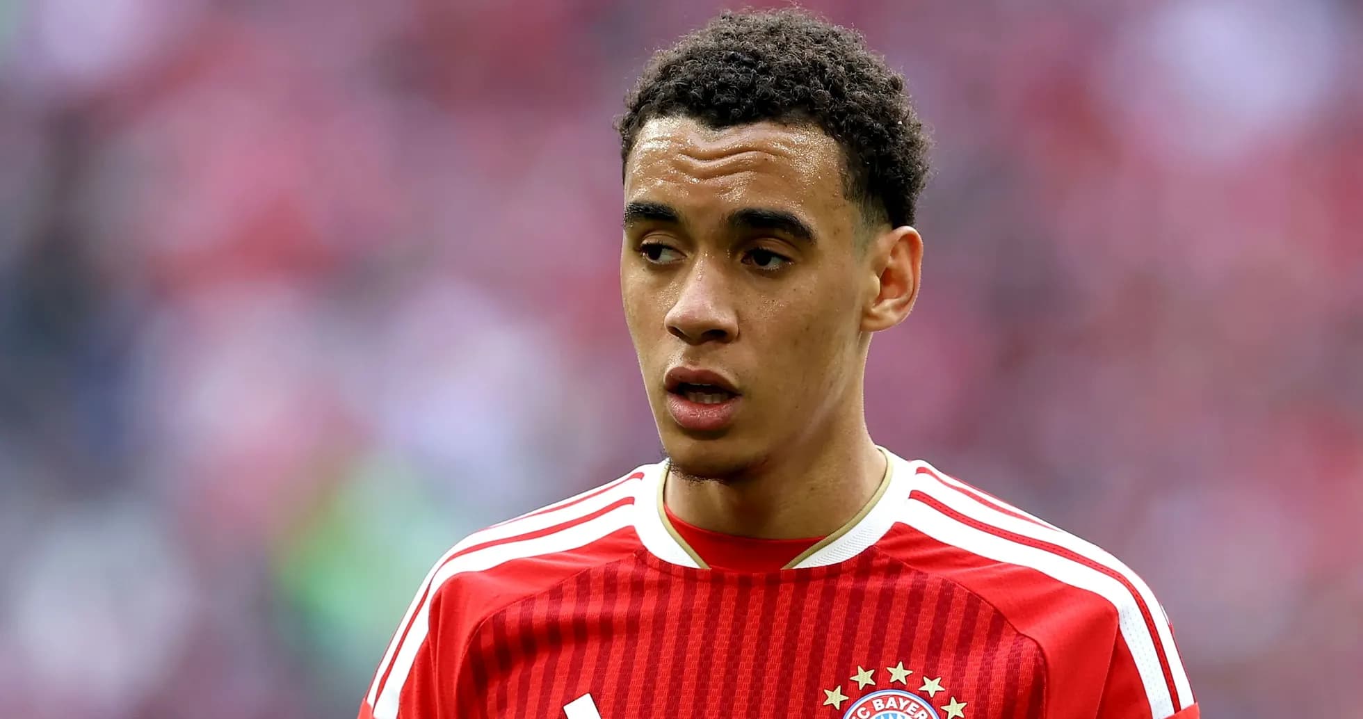 Futbolchi Bayern Munich formasida, maydon haqida o'ylamoqda Futbolchi Bayern Munich formasida, maydon haqida o'ylamoqda