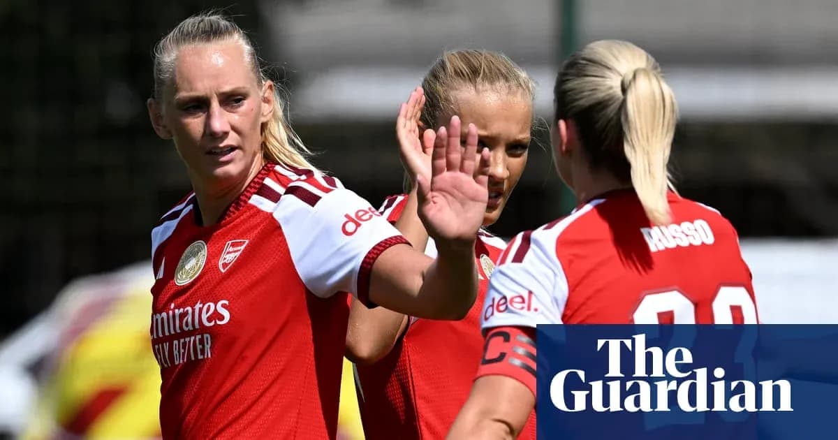 Futbolchilar bir-biriga salom berishmoqda Futbolchilar bir-biriga salom berishmoqda