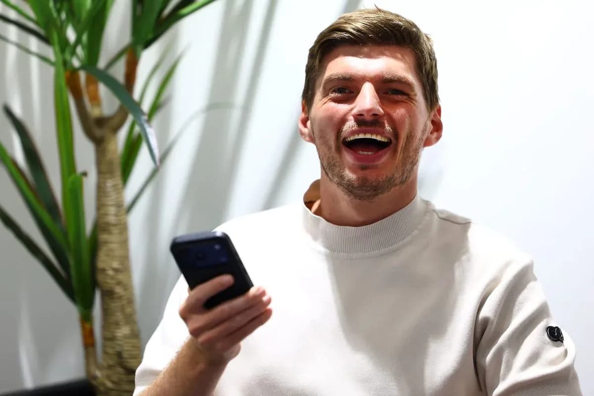 Yigit telefon tutgan va kulayotgan yigit Yigit telefon tutgan va kulayotgan yigit
