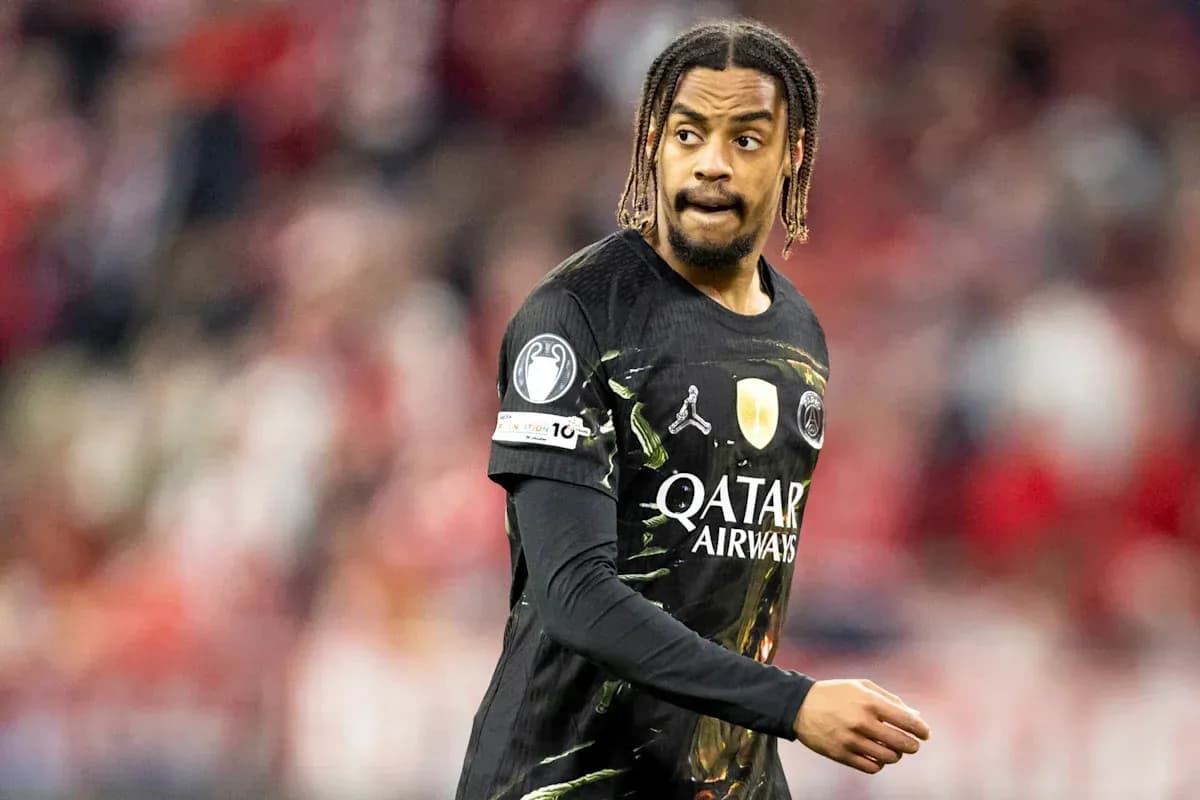 Futbolchi maydonda harakatda, PSG formasida Futbolchi maydonda harakatda, PSG formasida