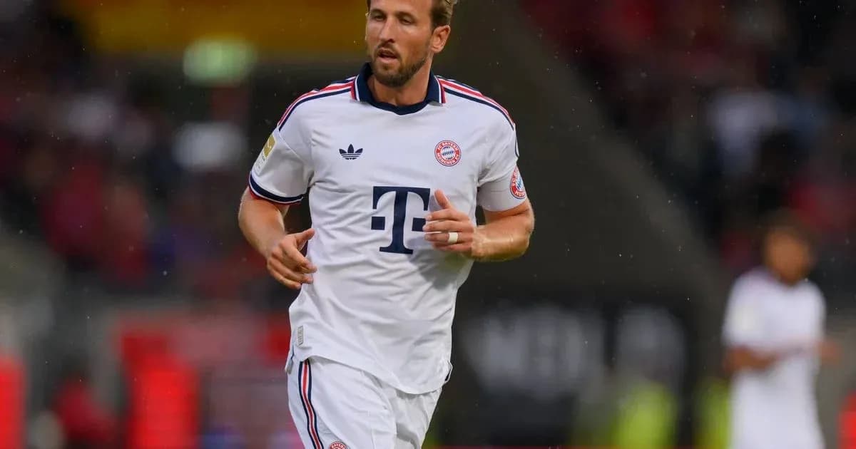 Futbolchi Bayern Munich formasida o'yin o'tkazmoqda Futbolchi Bayern Munich formasida o'yin o'tkazmoqda