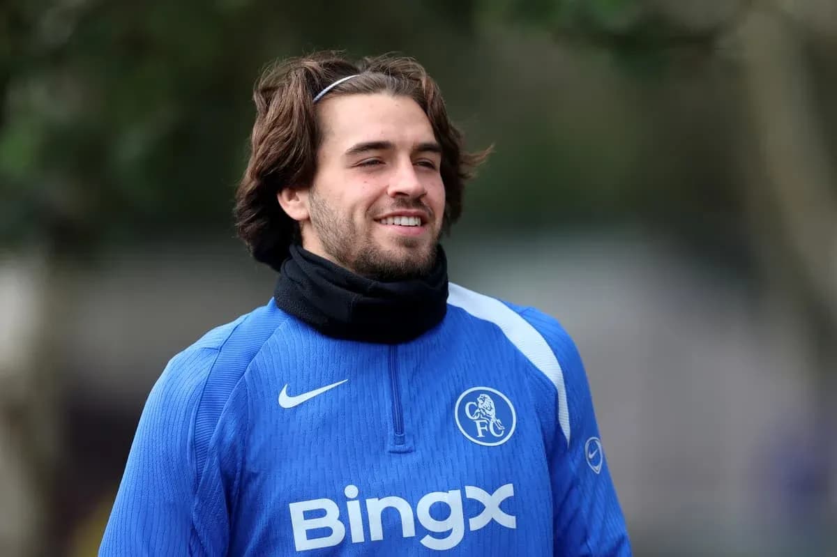 Futbolchi mashg'ulotda ko'k forma kiygan Futbolchi mashg'ulotda ko'k forma kiygan