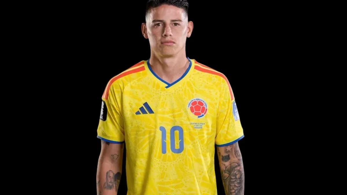 Futbolchi 10 raqamli forma kiygan Futbolchi 10 raqamli forma kiygan