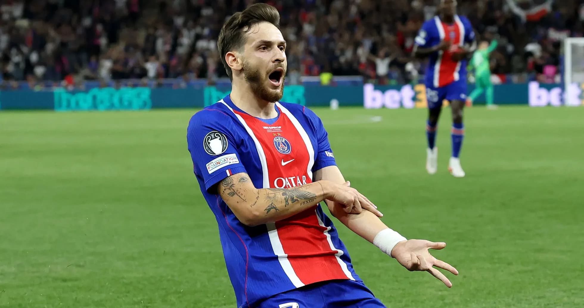 Futbolchi gol urib, gollarini nishonlayapti Futbolchi gol urib, gollarini nishonlayapti