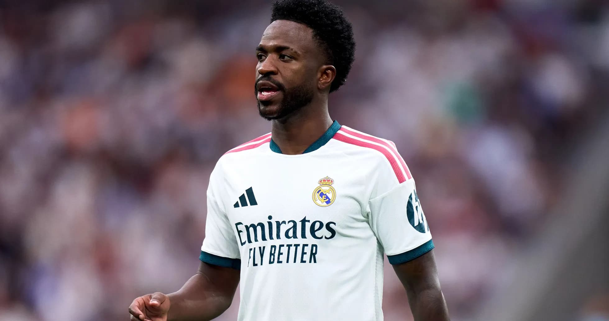 Futbolchi Real Madrid formasida maydonda Futbolchi Real Madrid formasida maydonda