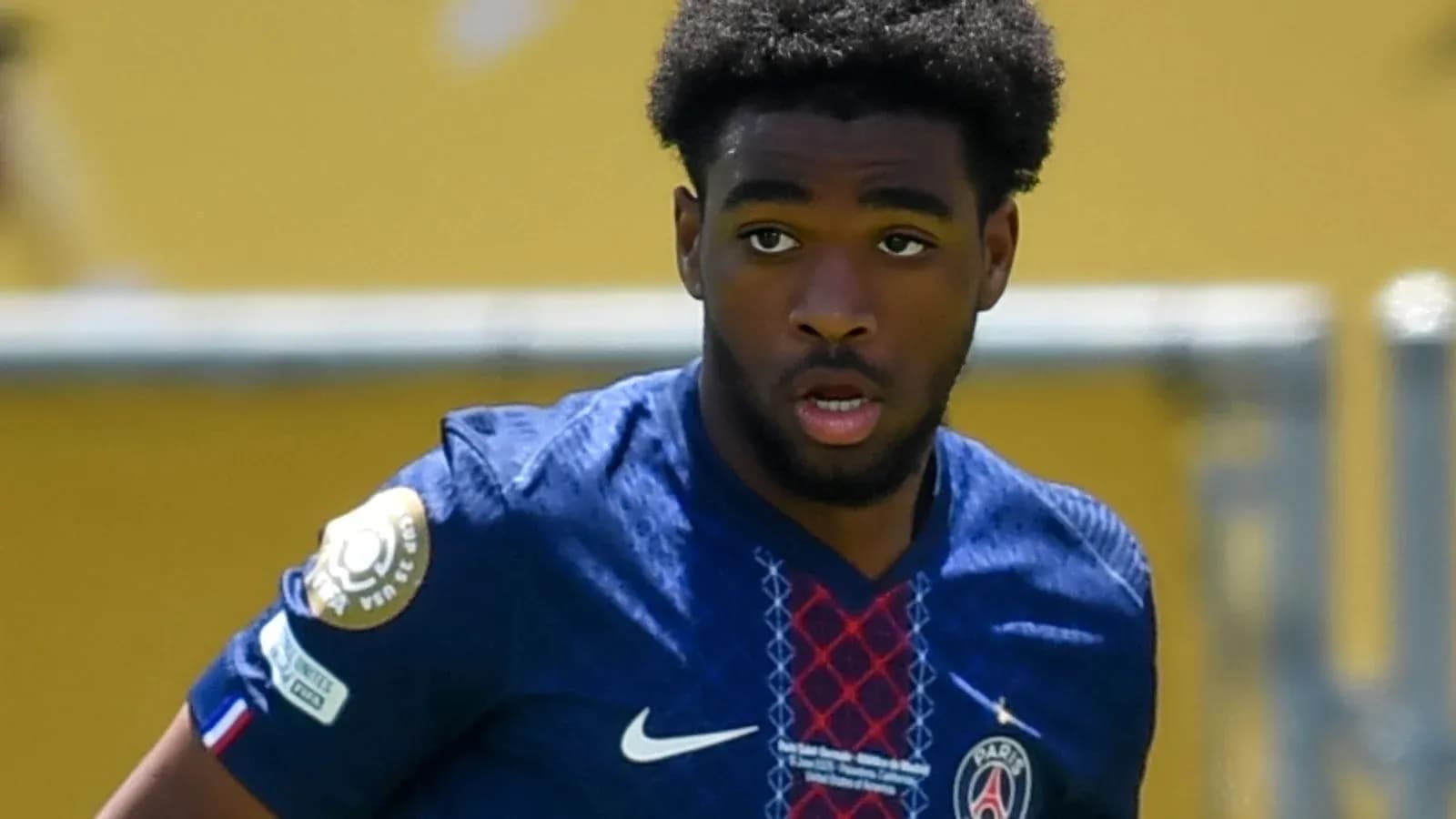 Futbolchi PSG formasida maydonda harakatda Futbolchi PSG formasida maydonda harakatda