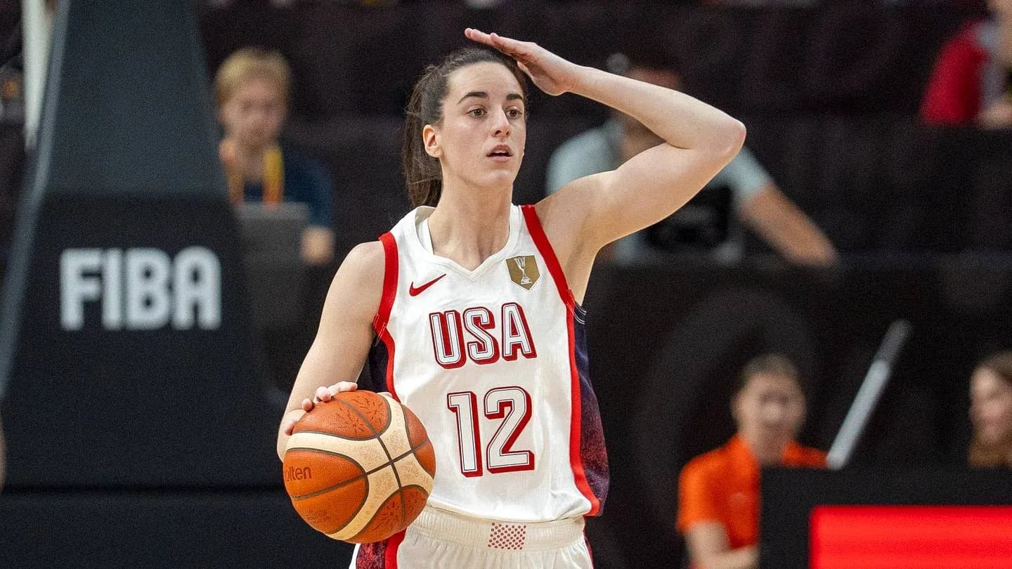 O'yin davomida to'pni ushlab turgan basketbolchi O'yin davomida to'pni ushlab turgan basketbolchi