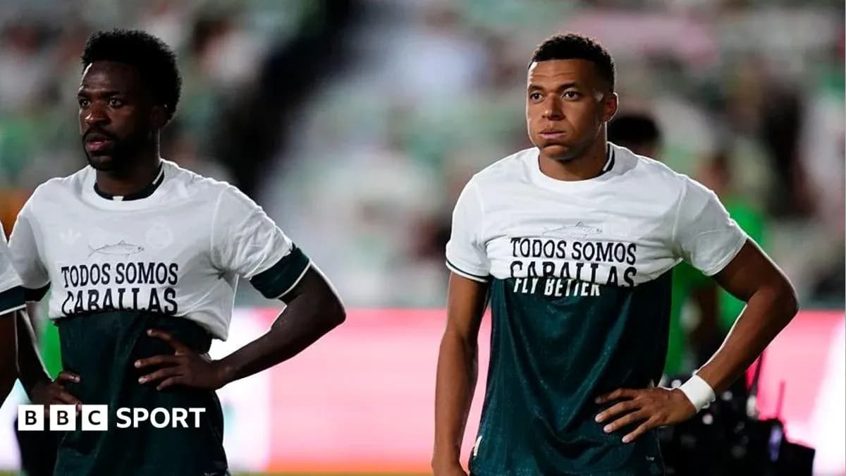 Ikkita futbolchi maydonda tayyorgarlik ko'rmoqda Ikkita futbolchi maydonda tayyorgarlik ko'rmoqda