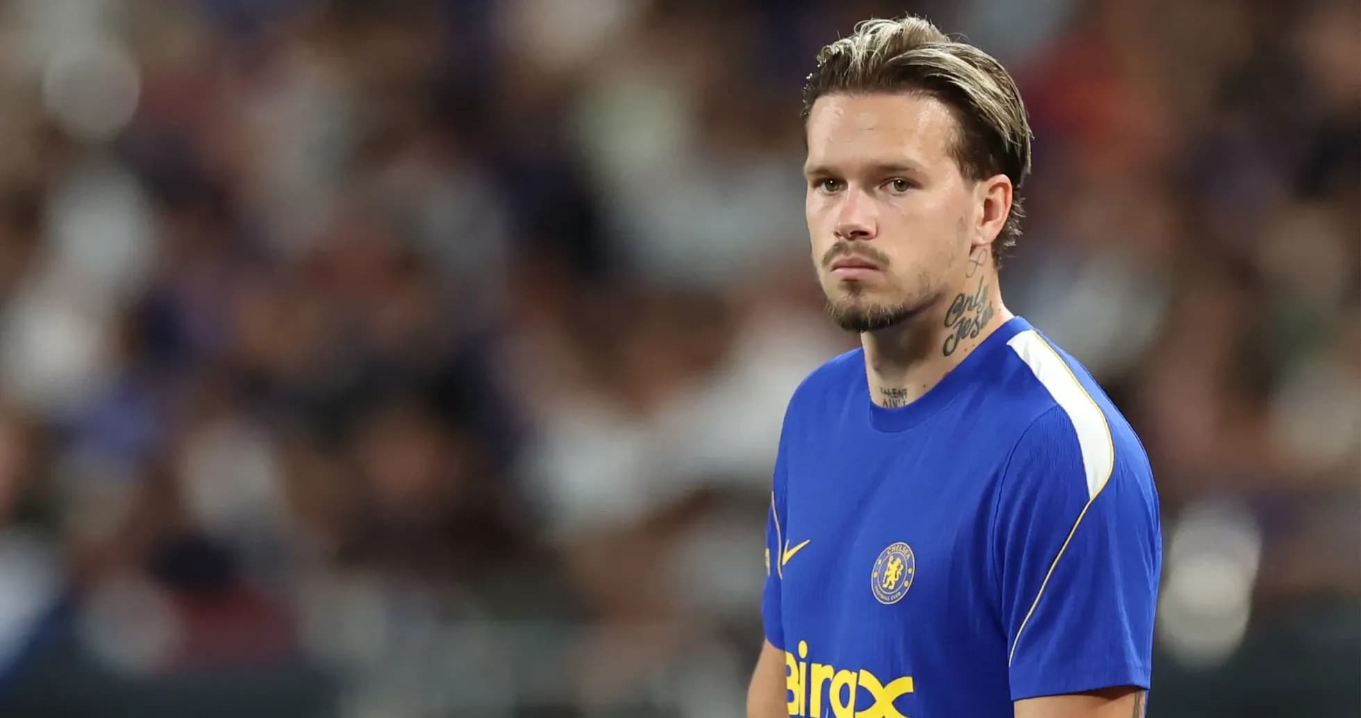 Futbolchi Chelsea formasi bilan maydonda turibdi Futbolchi Chelsea formasi bilan maydonda turibdi