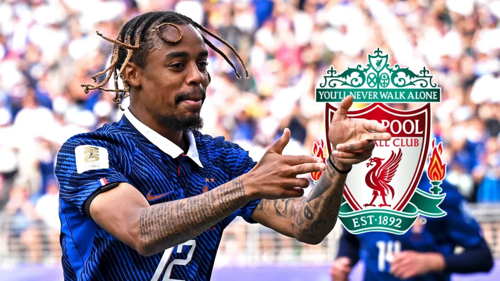 Futbolchi maydonida Liverpool logotipi bilan Futbolchi maydonida Liverpool logotipi bilan