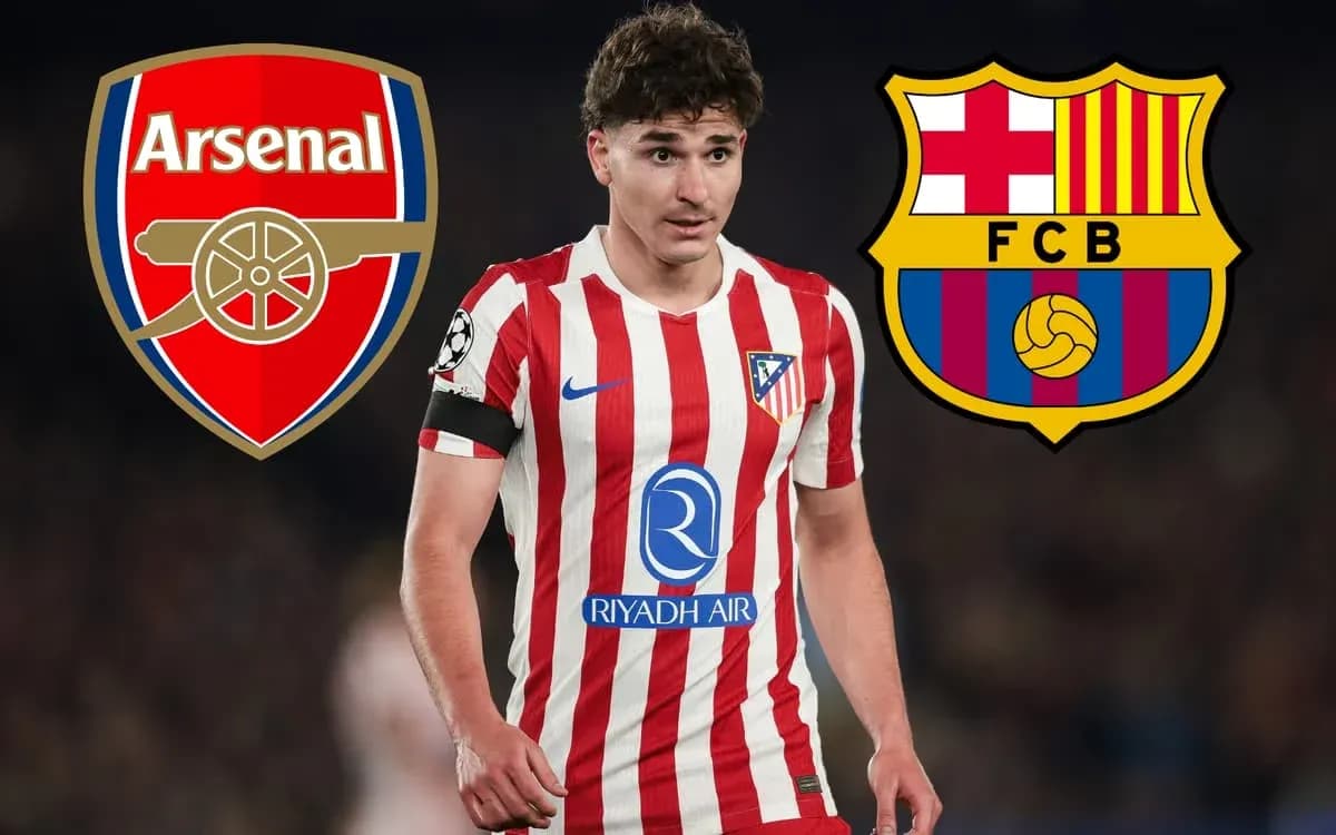 Futbolchi Atletiko Madrid formasida, Arsenal va Barcelona logotiplari Futbolchi Atletiko Madrid formasida, Arsenal va Barcelona logotiplari