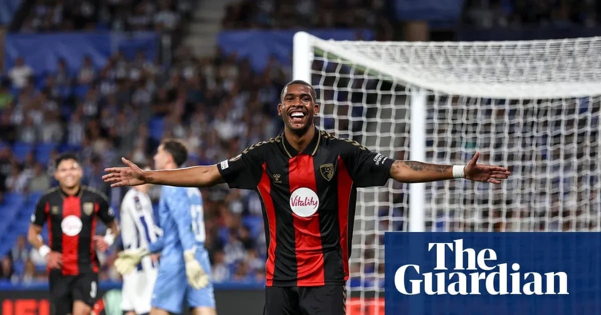 Futbolchi goli urishidan keyin quvonchda Futbolchi goli urishidan keyin quvonchda