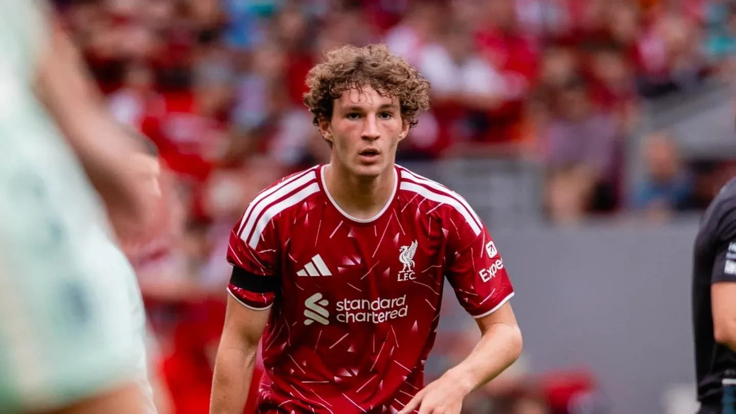 O'yin maydonida Liverpool futbolchisi harakatda O'yin maydonida Liverpool futbolchisi harakatda