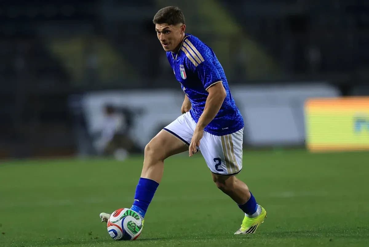 Futbolchi to'pni ushlab harakatlanmoqda Futbolchi to'pni ushlab harakatlanmoqda