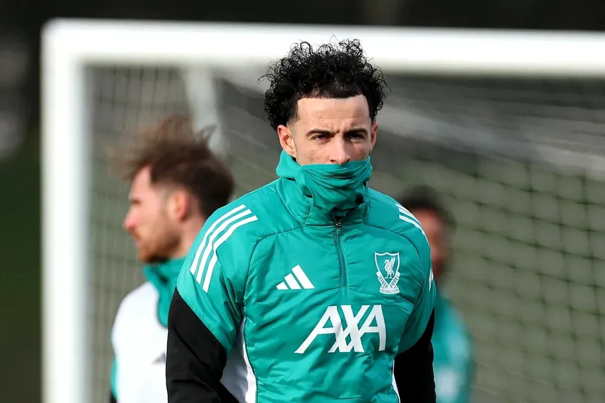 Futbolchi trening paytida kiyimni tortib turmoqda Futbolchi trening paytida kiyimni tortib turmoqda