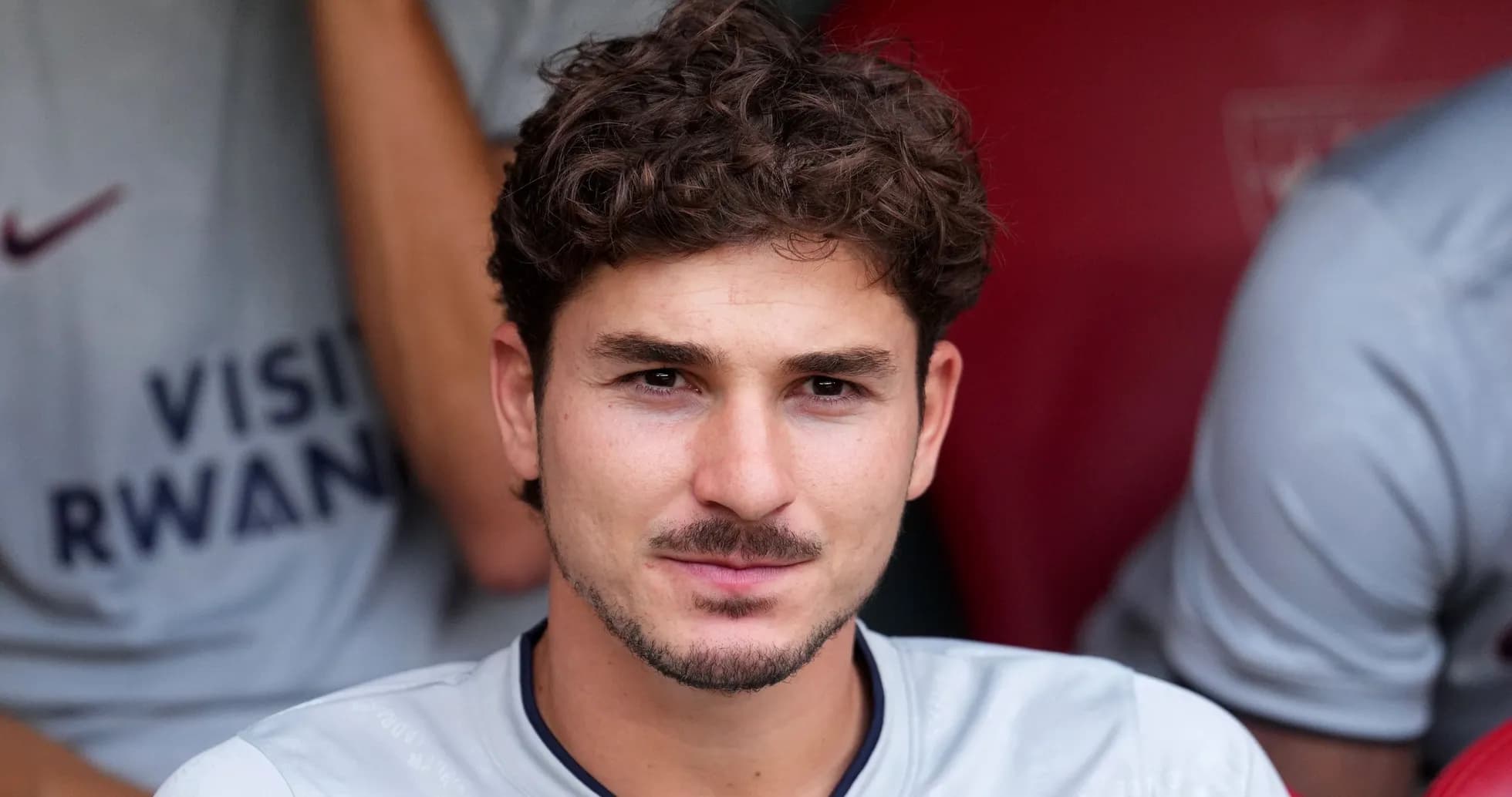 Futbolchi zaxirada o'rin egallagan holda Futbolchi zaxirada o'rin egallagan holda
