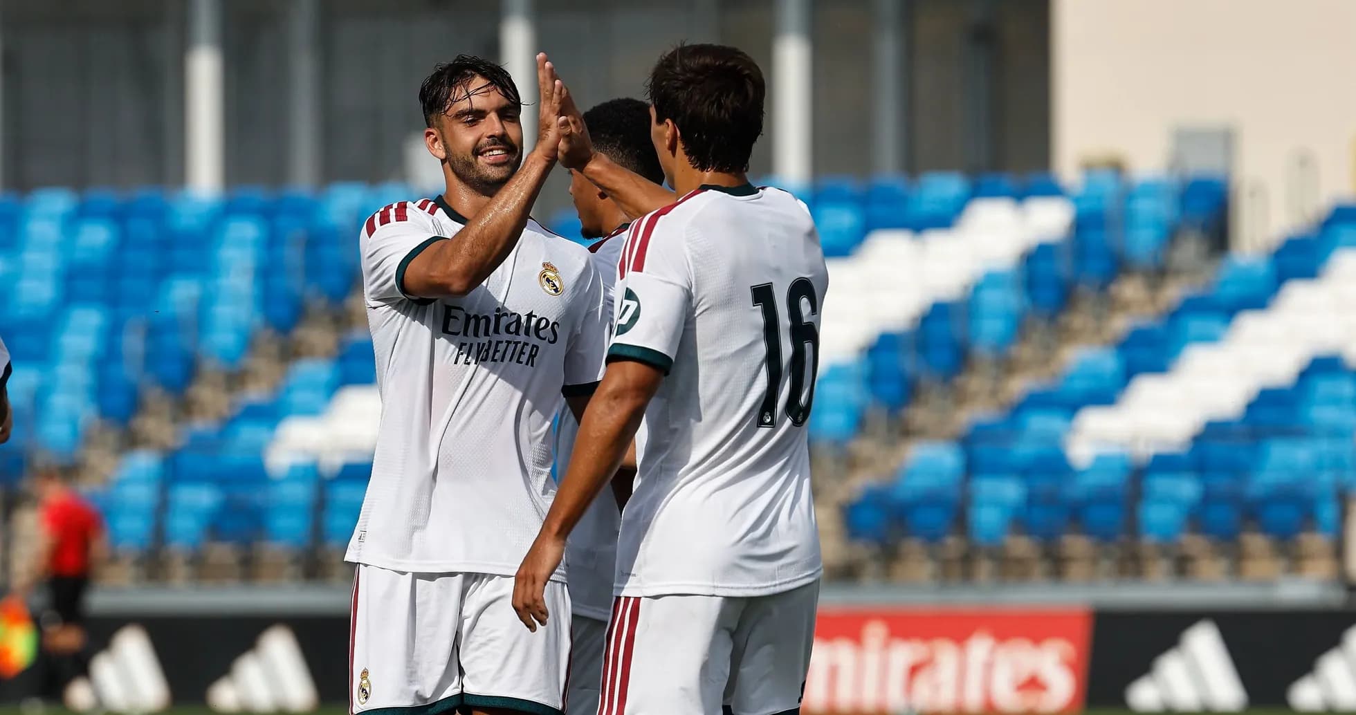 Futbolchilar bir-biriga qo'l berishmoqda Futbolchilar bir-biriga qo'l berishmoqda