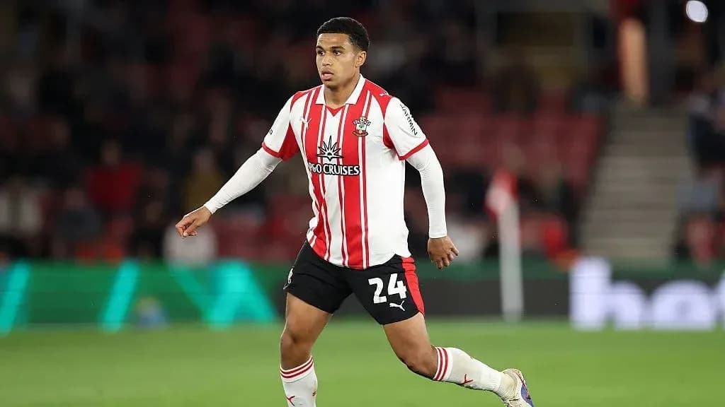 Futbolchi maydonda harakatda, Southampton formasida Futbolchi maydonda harakatda, Southampton formasida